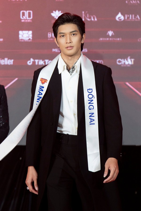 Dàn thí sinh Manhunt Vietnam nhận sash, tranh ngôi vị nam vương Dàn thí sinh Manhunt Vietnam nhận sash, tranh ngôi vị nam vương