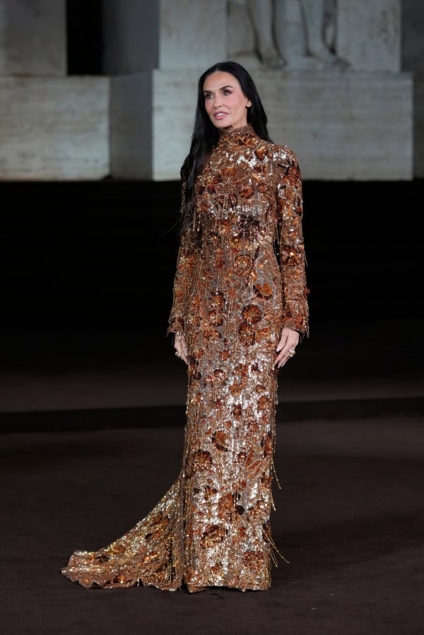 Demi Moore, Dương Tử Quỳnh gây ấn tượng tại Tuần lễ thời trang Milan 2025