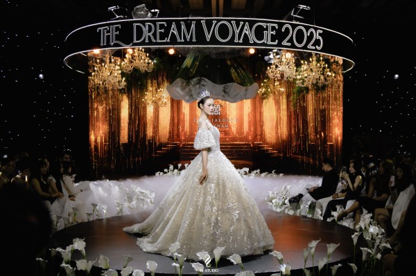 Diễn viên Anh Phạm trình diễn vedette, đeo trang sức 6,5 tỉ đồng Diễn viên Anh Phạm trình diễn vedette, đeo trang sức 6,5 tỉ đồng