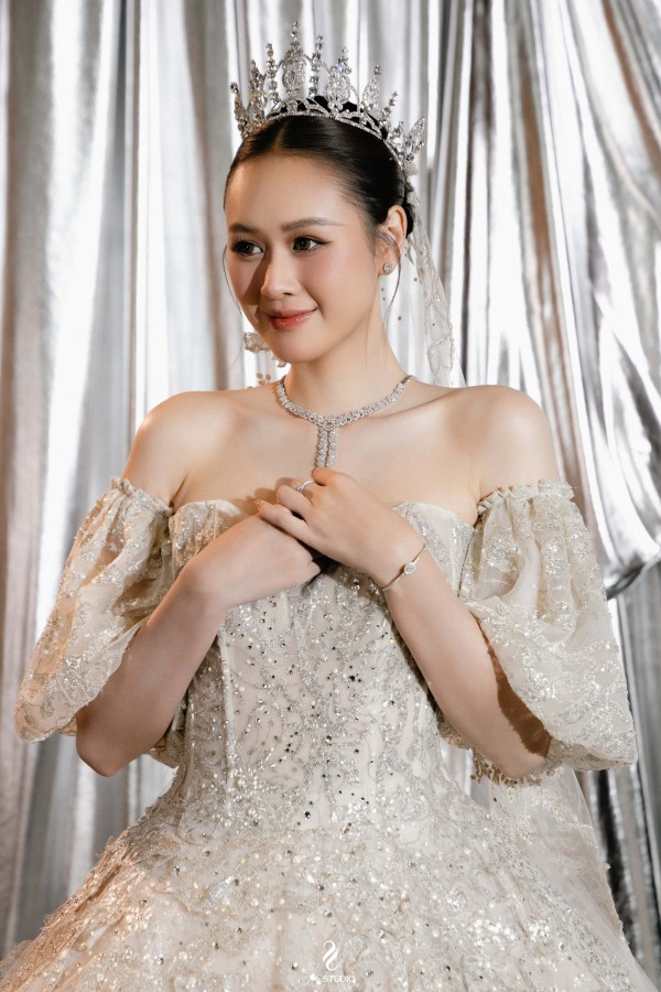 Diễn viên Anh Phạm trình diễn vedette, đeo trang sức 6,5 tỉ đồng Diễn viên Anh Phạm trình diễn vedette, đeo trang sức 6,5 tỉ đồng