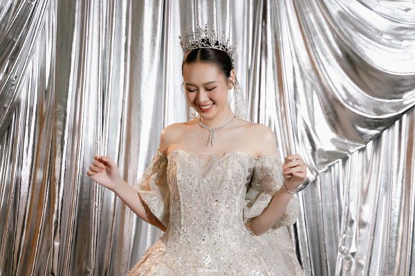 Diễn viên Anh Phạm trình diễn vedette, đeo trang sức 6,5 tỉ đồng Diễn viên Anh Phạm trình diễn vedette, đeo trang sức 6,5 tỉ đồng