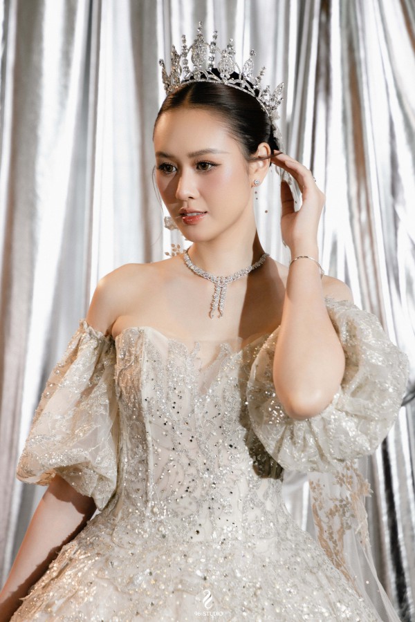 Diễn viên Anh Phạm trình diễn vedette, đeo trang sức 6,5 tỉ đồng Diễn viên Anh Phạm trình diễn vedette, đeo trang sức 6,5 tỉ đồng