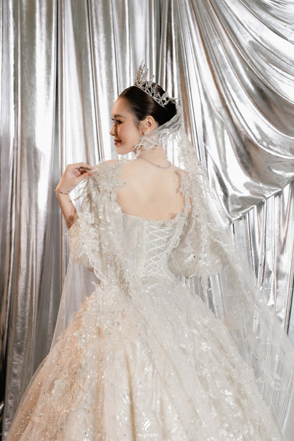 Diễn viên Anh Phạm trình diễn vedette, đeo trang sức 6,5 tỉ đồng Diễn viên Anh Phạm trình diễn vedette, đeo trang sức 6,5 tỉ đồng