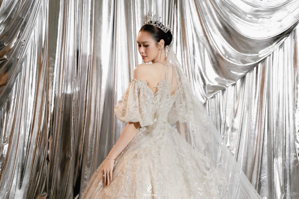 Diễn viên Anh Phạm trình diễn vedette, đeo trang sức 6,5 tỉ đồng Diễn viên Anh Phạm trình diễn vedette, đeo trang sức 6,5 tỉ đồng