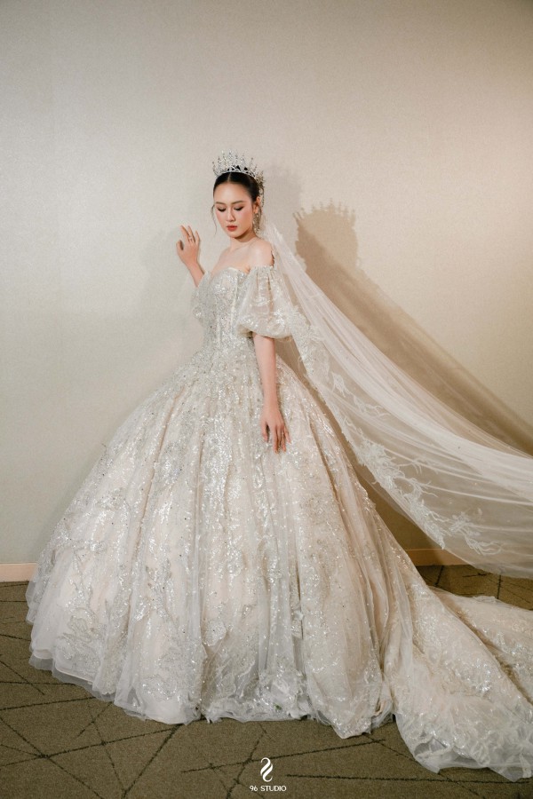 Diễn viên Anh Phạm trình diễn vedette, đeo trang sức 6,5 tỉ đồng Diễn viên Anh Phạm trình diễn vedette, đeo trang sức 6,5 tỉ đồng