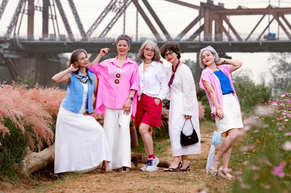 Dopamine dressing - bảng màu rực rỡ, khí chất của phụ nữ tóc lấp lánh&nbsp;