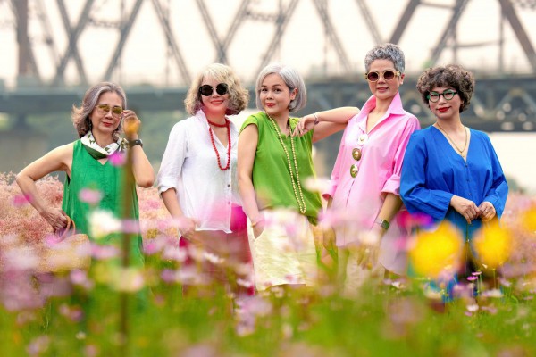 Dopamine dressing - bảng màu rực rỡ, khí chất của phụ nữ tóc lấp lánh&nbsp;