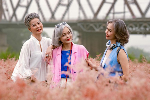 Dopamine dressing - bảng màu rực rỡ, khí chất của phụ nữ tóc lấp lánh&nbsp;