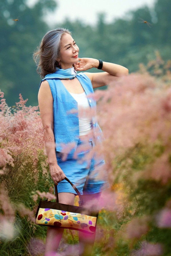 Dopamine dressing - bảng màu rực rỡ, khí chất của phụ nữ tóc lấp lánh&nbsp;