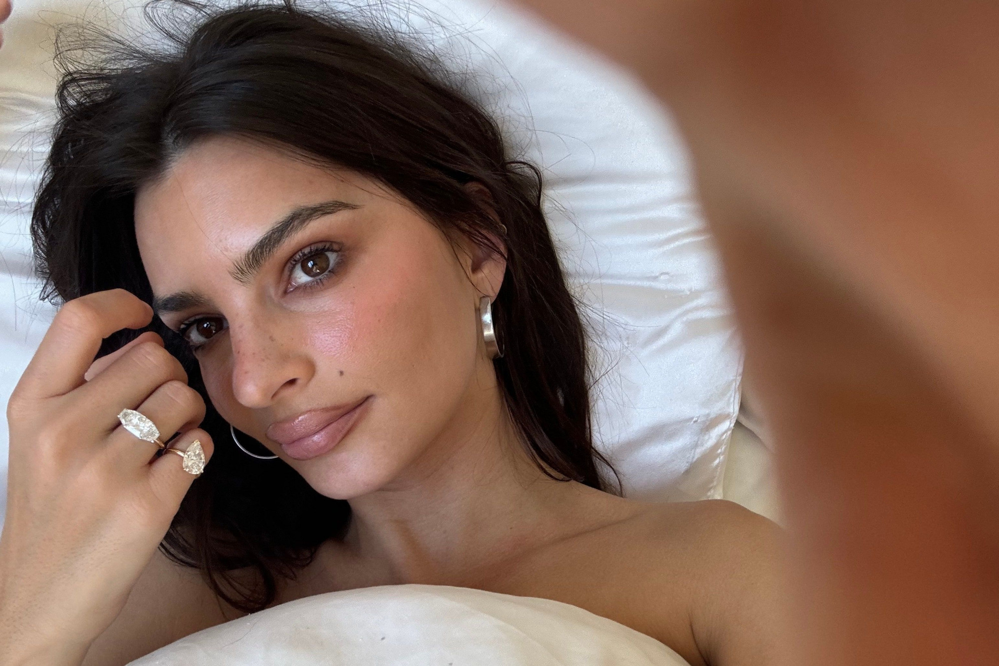 Dua Lipa, Hailey Bieber lăng xê xu hướng nhẫn ngón út