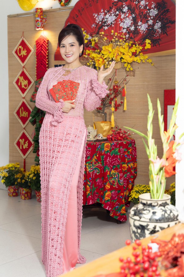 Gia đình người mẫu Bình Minh khoe sắc cùng áo dài tết