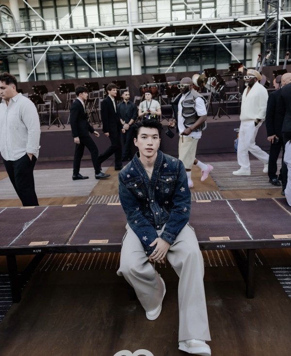 HIEUTHUHAI khoe vẻ điển trai bên J-Hope BTS tại show diễn ở Pháp HIEUTHUHAI khoe vẻ điển trai bên J-Hope BTS tại show diễn ở Pháp