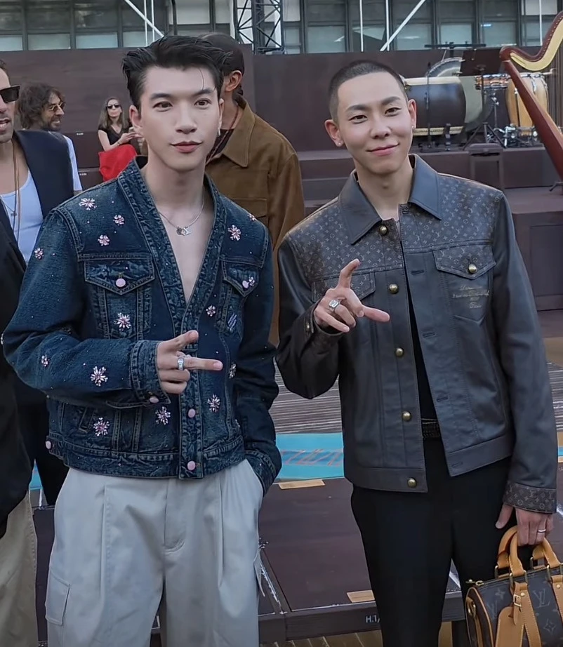 HIEUTHUHAI khoe vẻ điển trai bên J-Hope BTS tại show diễn ở Pháp HIEUTHUHAI khoe vẻ điển trai bên J-Hope BTS tại show diễn ở Pháp