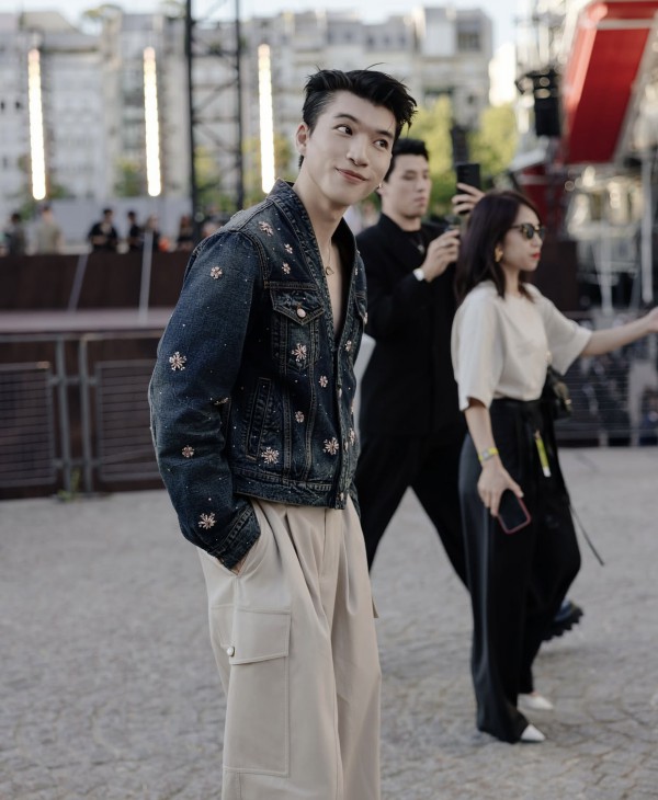 HIEUTHUHAI khoe vẻ điển trai bên J-Hope BTS tại show diễn ở Pháp HIEUTHUHAI khoe vẻ điển trai bên J-Hope BTS tại show diễn ở Pháp