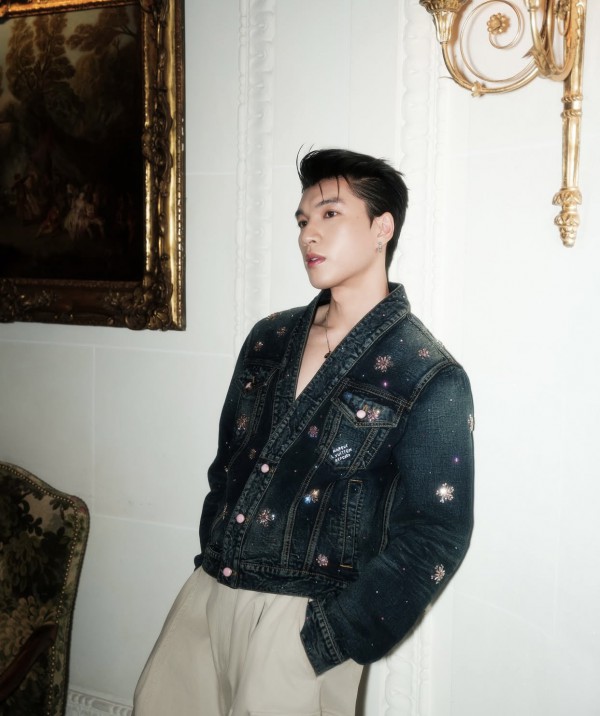 HIEUTHUHAI khoe vẻ điển trai bên J-Hope BTS tại show diễn ở Pháp HIEUTHUHAI khoe vẻ điển trai bên J-Hope BTS tại show diễn ở Pháp