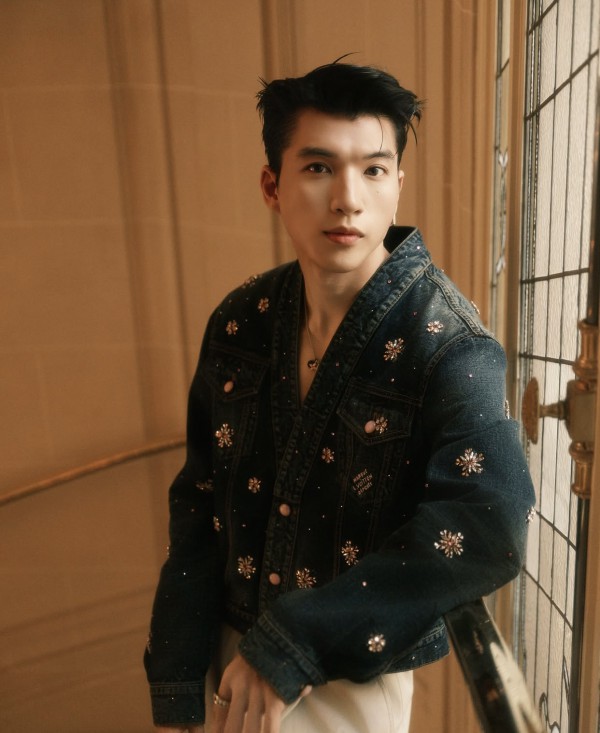 HIEUTHUHAI khoe vẻ điển trai bên J-Hope BTS tại show diễn ở Pháp HIEUTHUHAI khoe vẻ điển trai bên J-Hope BTS tại show diễn ở Pháp