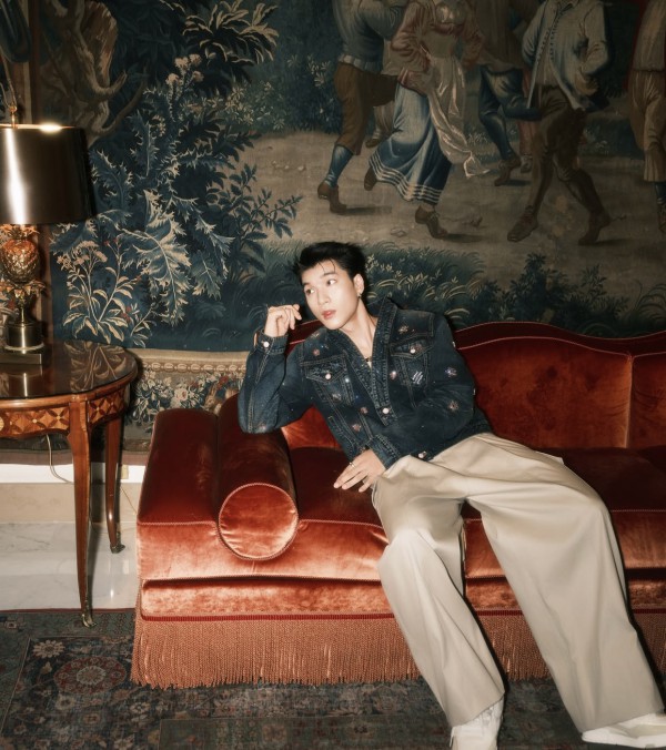 HIEUTHUHAI khoe vẻ điển trai bên J-Hope BTS tại show diễn ở Pháp HIEUTHUHAI khoe vẻ điển trai bên J-Hope BTS tại show diễn ở Pháp