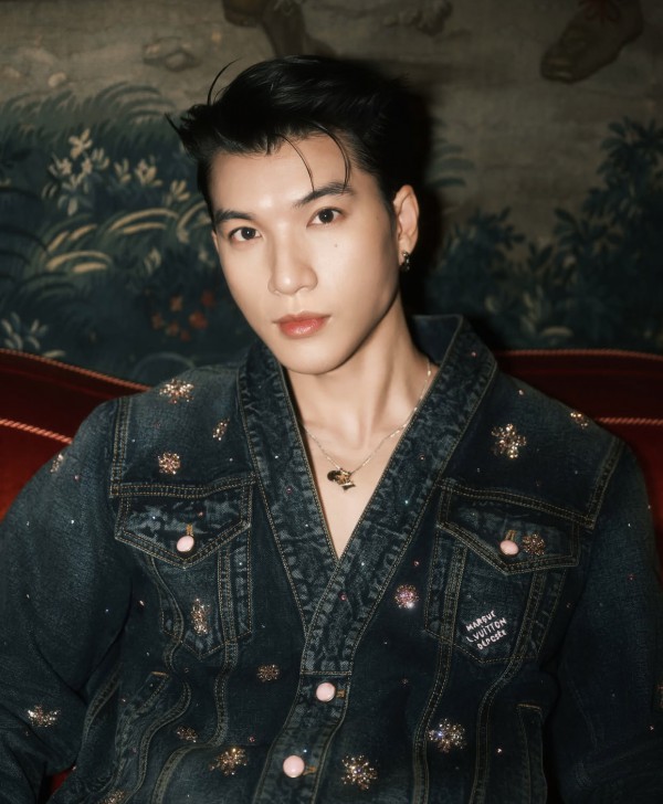 HIEUTHUHAI khoe vẻ điển trai bên J-Hope BTS tại show diễn ở Pháp HIEUTHUHAI khoe vẻ điển trai bên J-Hope BTS tại show diễn ở Pháp