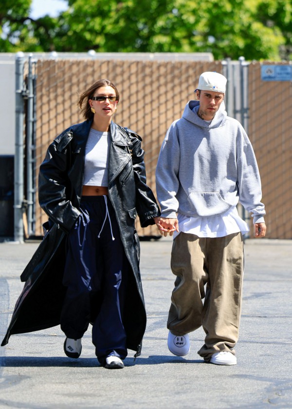 Hailey Bieber, Bella Hadid lăng xê quần baggy cá tính