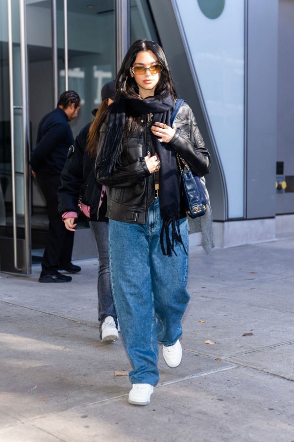 Hailey Bieber, Bella Hadid lăng xê quần baggy cá tính