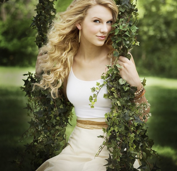 Hành trình biến hóa thời trang của Taylor Swift qua từng album