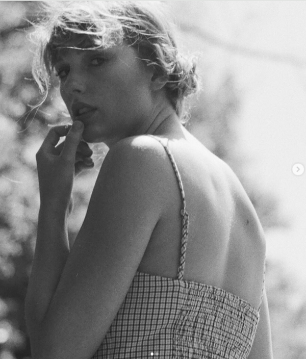 Hành trình biến hóa thời trang của Taylor Swift qua từng album