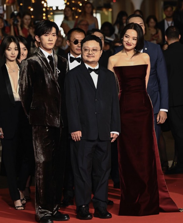 Hình ảnh Thư Kỳ vẫy tay chào tại thảm đỏ LHP Cannes 2025 gây sốt mạng xã hội Hình ảnh Thư Kỳ vẫy tay chào tại thảm đỏ LHP Cannes 2025 gây sốt mạng xã hội