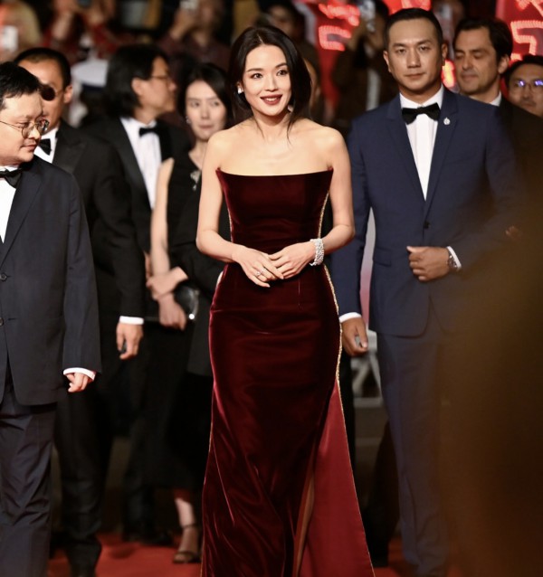 Hình ảnh Thư Kỳ vẫy tay chào tại thảm đỏ LHP Cannes 2025 gây sốt mạng xã hội Hình ảnh Thư Kỳ vẫy tay chào tại thảm đỏ LHP Cannes 2025 gây sốt mạng xã hội