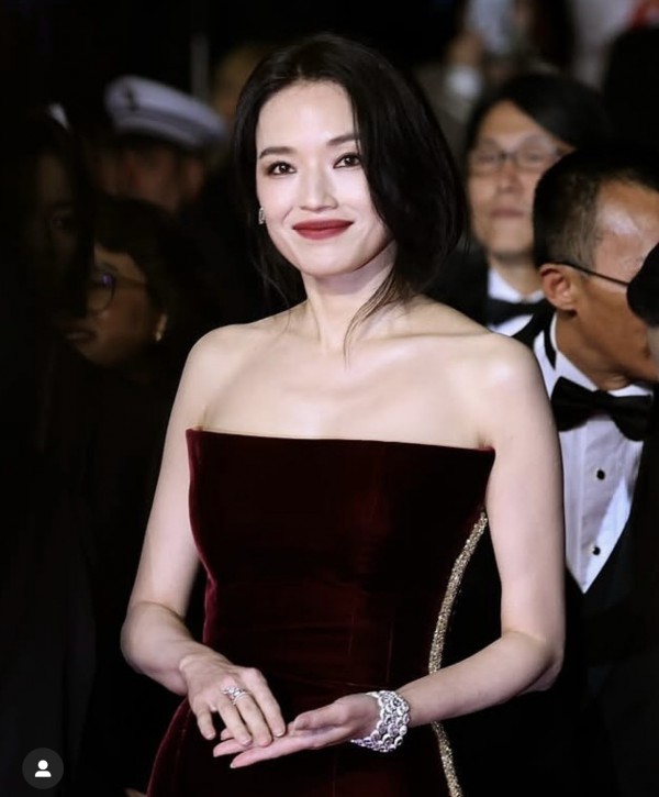 Hình ảnh Thư Kỳ vẫy tay chào tại thảm đỏ LHP Cannes 2025 gây sốt mạng xã hội Hình ảnh Thư Kỳ vẫy tay chào tại thảm đỏ LHP Cannes 2025 gây sốt mạng xã hội