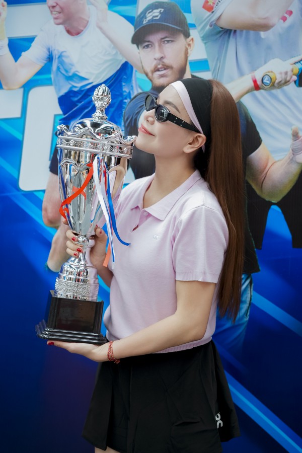 Hồ Ngọc Hà, Trà Ngọc Hằng đọ dáng trên sân pickleball Hồ Ngọc Hà, Trà Ngọc Hằng đọ dáng trên sân pickleball