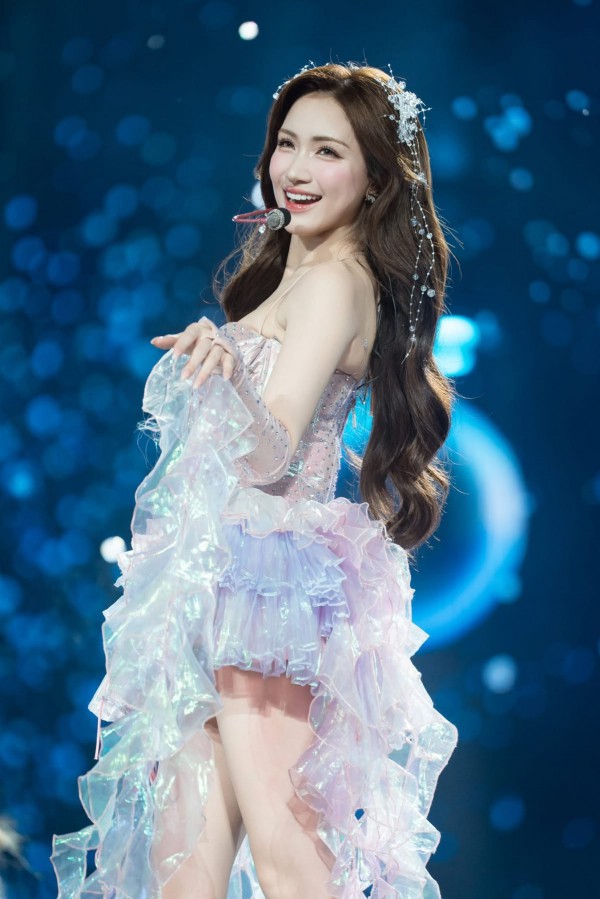 Hoà Minzy biến hoá phong cách từ hiện đại đến truyền thống trong fan concert Hoà Minzy biến hoá phong cách từ hiện đại đến truyền thống trong fan concert