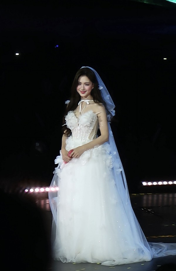 Hoà Minzy biến hoá phong cách từ hiện đại đến truyền thống trong fan concert Hoà Minzy biến hoá phong cách từ hiện đại đến truyền thống trong fan concert