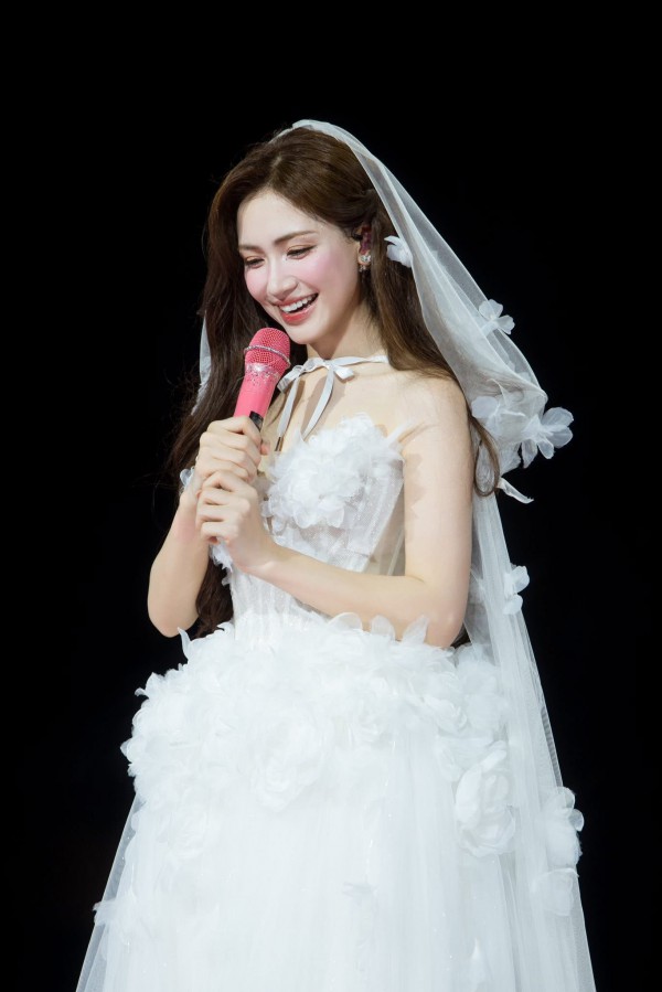 Hoà Minzy biến hoá phong cách từ hiện đại đến truyền thống trong fan concert Hoà Minzy biến hoá phong cách từ hiện đại đến truyền thống trong fan concert