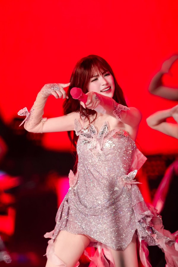 Hoà Minzy biến hoá phong cách từ hiện đại đến truyền thống trong fan concert Hoà Minzy biến hoá phong cách từ hiện đại đến truyền thống trong fan concert