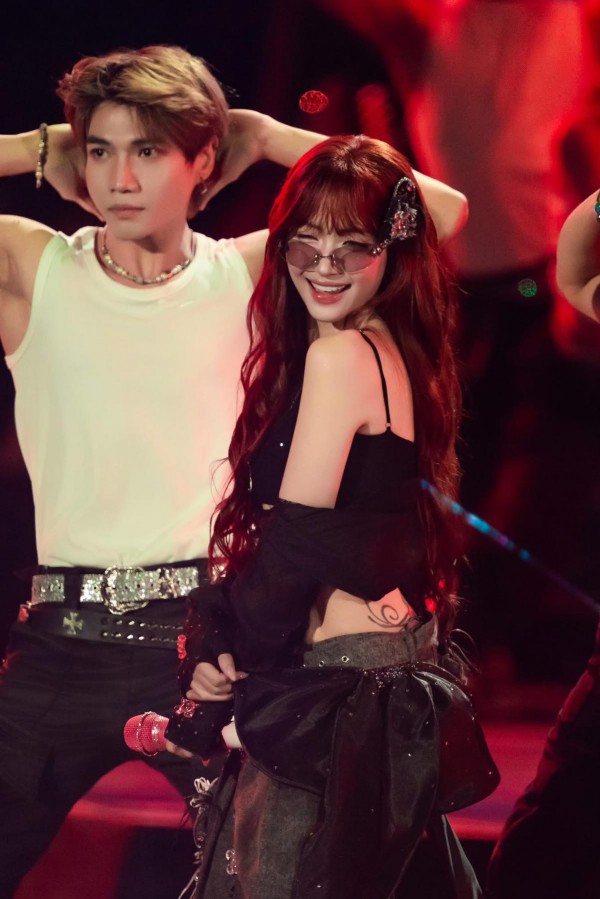 Hoà Minzy biến hoá phong cách từ hiện đại đến truyền thống trong fan concert Hoà Minzy biến hoá phong cách từ hiện đại đến truyền thống trong fan concert