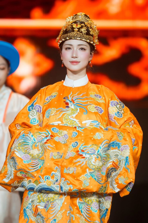 Hoà Minzy biến hoá phong cách từ hiện đại đến truyền thống trong fan concert Hoà Minzy biến hoá phong cách từ hiện đại đến truyền thống trong fan concert