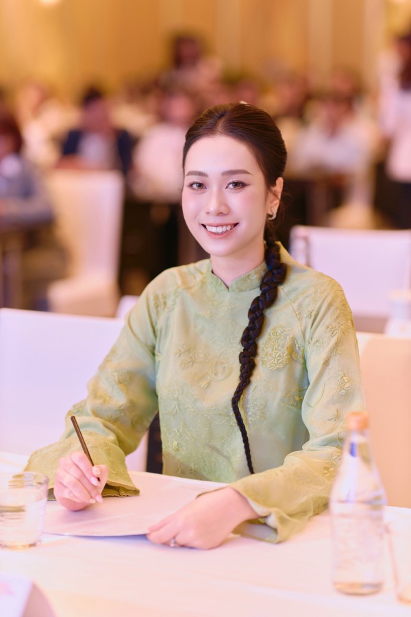 Hoa hậu Ban Mai khoe sắc với áo dài, làm đại sứ du lịch Đà Nẵng