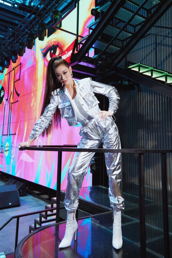 Hoa hậu Khánh Vân cá tính với set đồ ánh bạc, thị phạm catwalk cho dàn mẫu trẻ