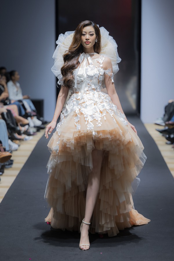 Hoa hậu Khánh Vân mang cánh đồng hoa lên sàn diễn Hoa hậu Khánh Vân mang cánh đồng hoa lên sàn diễn