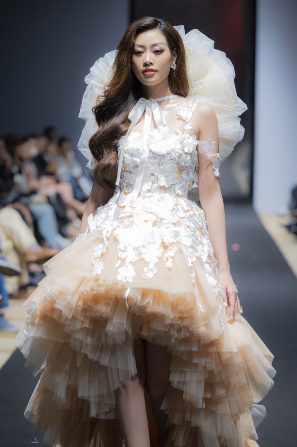 Hoa hậu Khánh Vân mang cánh đồng hoa lên sàn diễn Hoa hậu Khánh Vân mang cánh đồng hoa lên sàn diễn