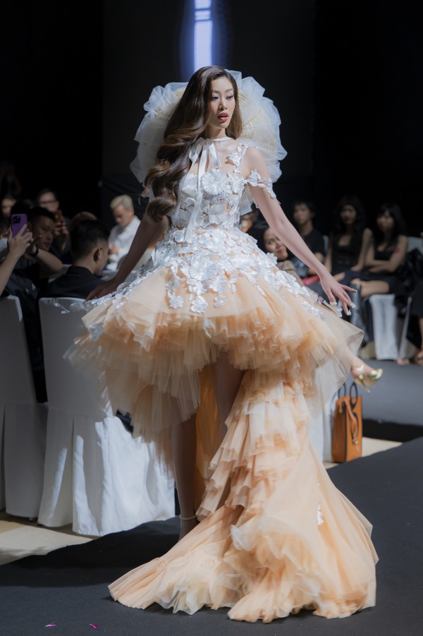 Hoa hậu Khánh Vân mang cánh đồng hoa lên sàn diễn Hoa hậu Khánh Vân mang cánh đồng hoa lên sàn diễn