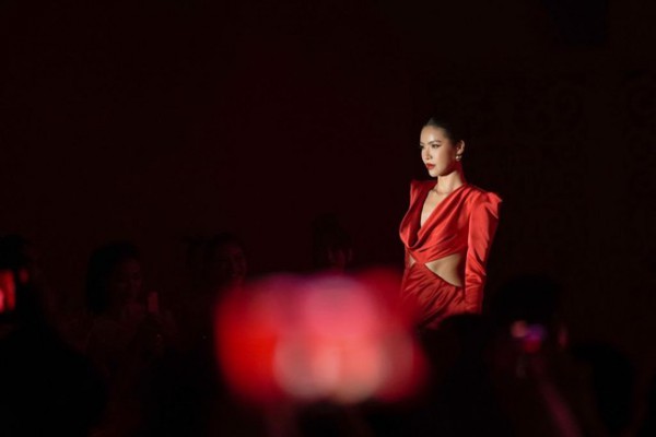 Hoa hậu Kỳ Duyên, Á hậu Thúy Vân, siêu mẫu Minh Tú đọ dáng với tông đỏ rực
