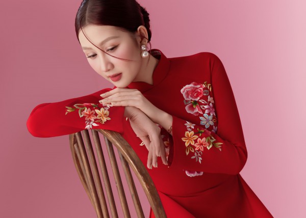 Hoa hậu Quế Anh diện áo dài hóa 