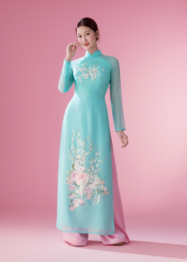 Hoa hậu Quế Anh diện áo dài hóa 