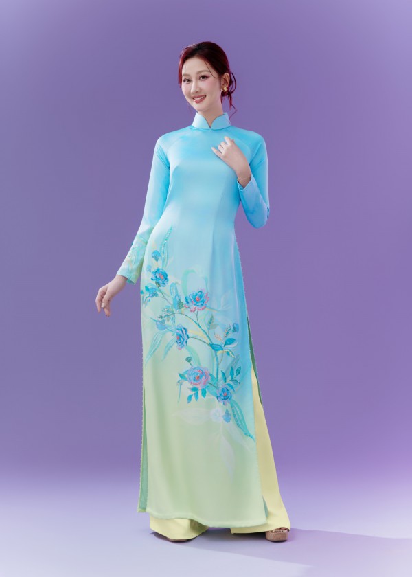 Hoa hậu Quế Anh diện áo dài hóa 