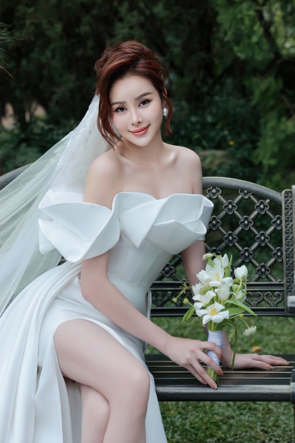 Hoa hậu Sella Trương khoe vẻ đẹp quyến rũ với váy cưới Hoa hậu Sella Trương khoe vẻ đẹp quyến rũ với váy cưới