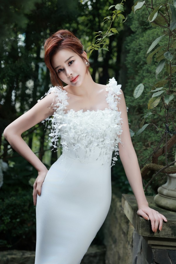 Hoa hậu Sella Trương khoe vẻ đẹp quyến rũ với váy cưới Hoa hậu Sella Trương khoe vẻ đẹp quyến rũ với váy cưới