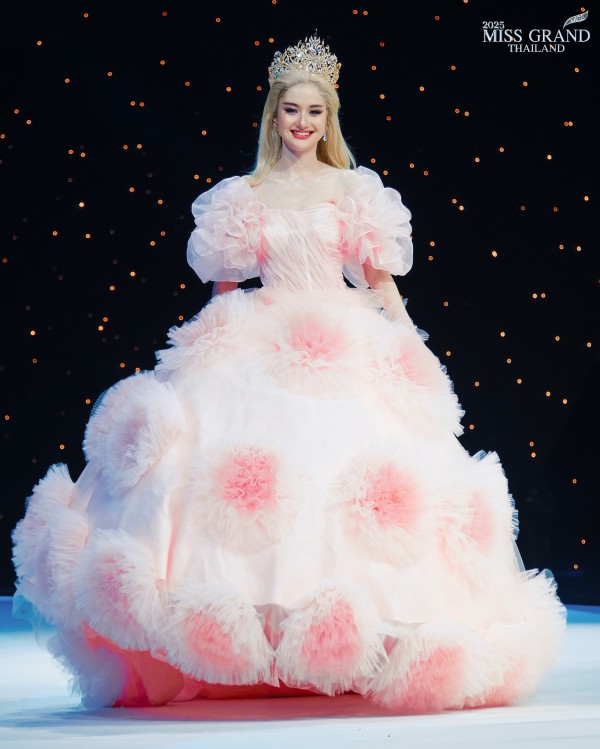 Hoa hậu Thái Lan gây chú ý với phong cách tomboy Hoa hậu Thái Lan gây chú ý với phong cách tomboy