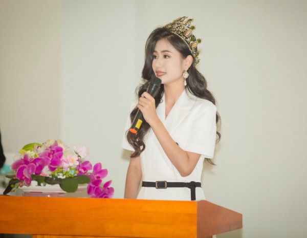 Hoa hậu Thanh Hà ghi điểm với vẻ đẹp giản dị 