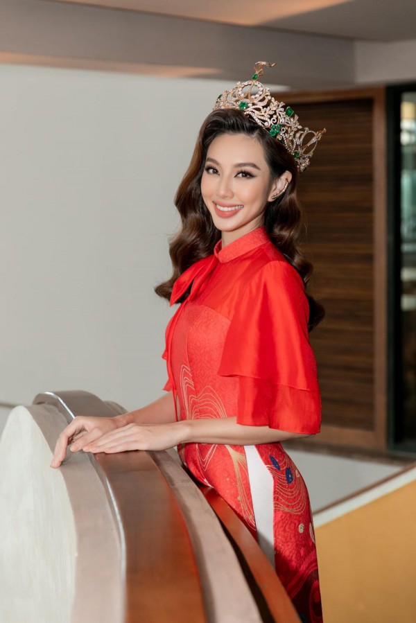 Hoa hậu Thùy Tiên diện áo dài cách tân mang đậm không khí Tết cùng vương miện Miss Grand